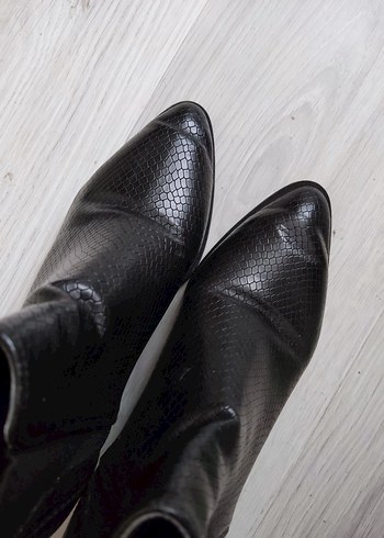 Siyah Yılan Derisi Desenli Topuklu Kadın Bot - Görsel 2