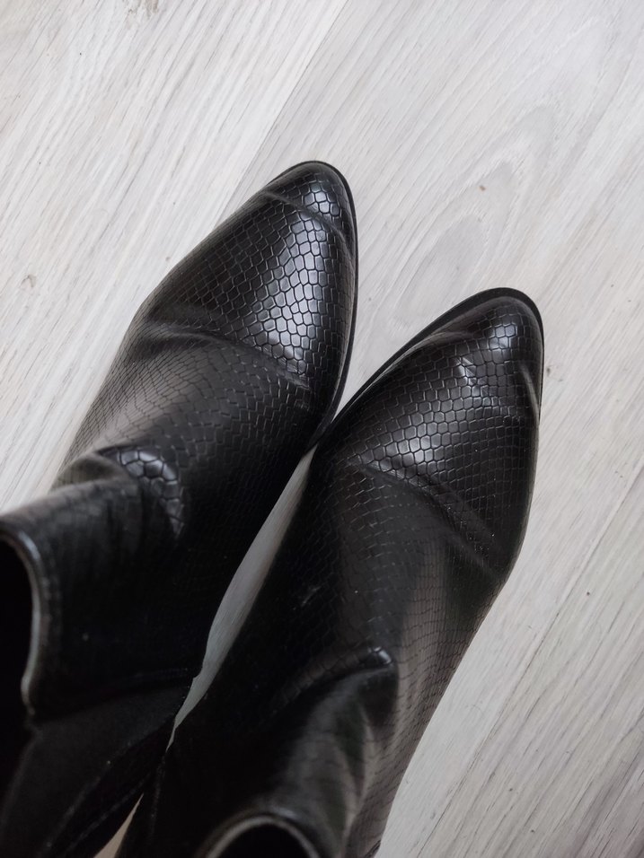 Siyah Yılan Derisi Desenli Topuklu Kadın Bot - Görsel 2