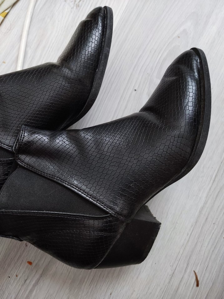 Siyah Yılan Derisi Desenli Topuklu Kadın Bot - Görsel 3