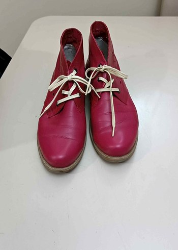 Hakiki deriden yapılmış, çok rahat ve şık kırmızı ayakkabılar. - Görsel 2