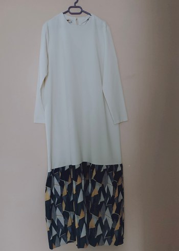 üstü beyaz dizden aşağı desenli elbise - Görsel 2