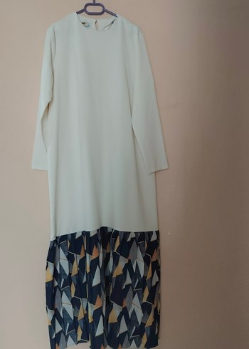 üstü beyaz dizden aşağı desenli elbise - Görsel 4