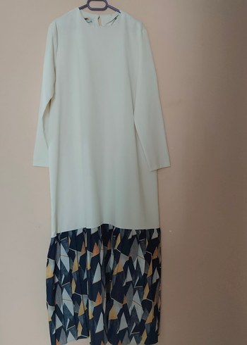 üstü beyaz dizden aşağı desenli elbise - Görsel 3