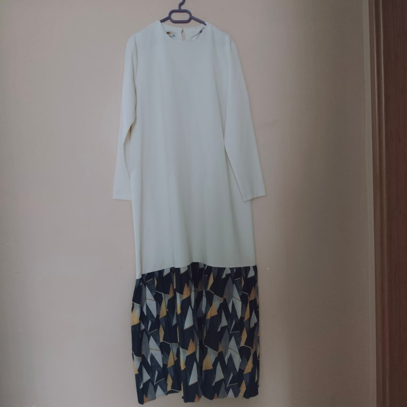 üstü beyaz dizden aşağı desenli elbise - Görsel 2