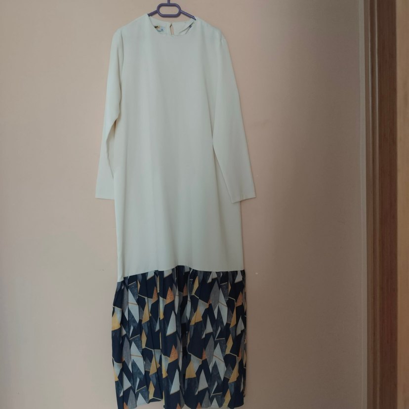 üstü beyaz dizden aşağı desenli elbise - Görsel 4