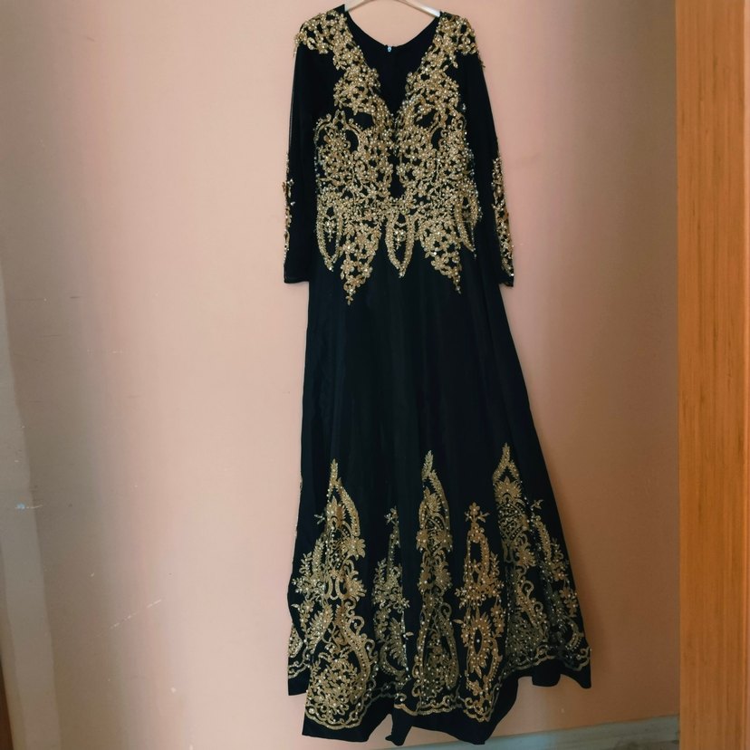 Uzun Kollu İşlemeli Gold Kadın Abiye - Görsel 2