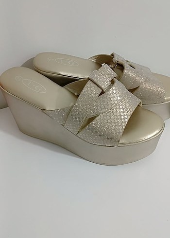 Beyaz Yılan Desenli Dolgu Topuk Terlik - Görsel 2