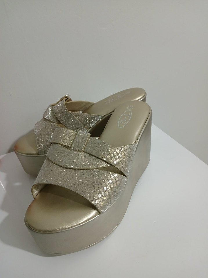 Beyaz Yılan Desenli Dolgu Topuk Terlik - Görsel 5