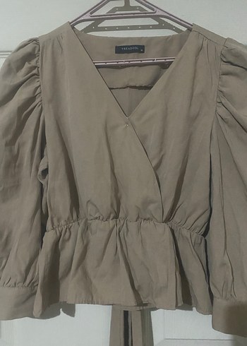 Bej V Yakalı Kemerli  Kısa Bluz - Görsel 2