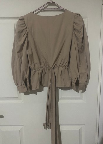 Bej V Yakalı Kemerli  Kısa Bluz - Görsel 4