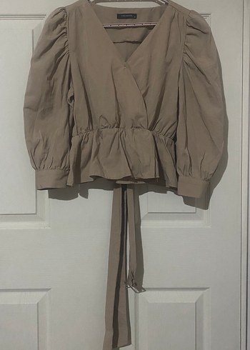 Bej V Yakalı Kemerli  Kısa Bluz - Görsel 3