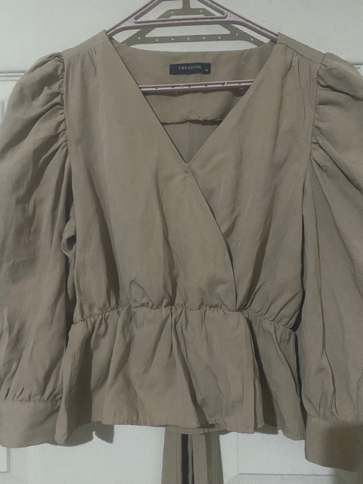 Bej V Yakalı Kemerli  Kısa Bluz - Görsel 2