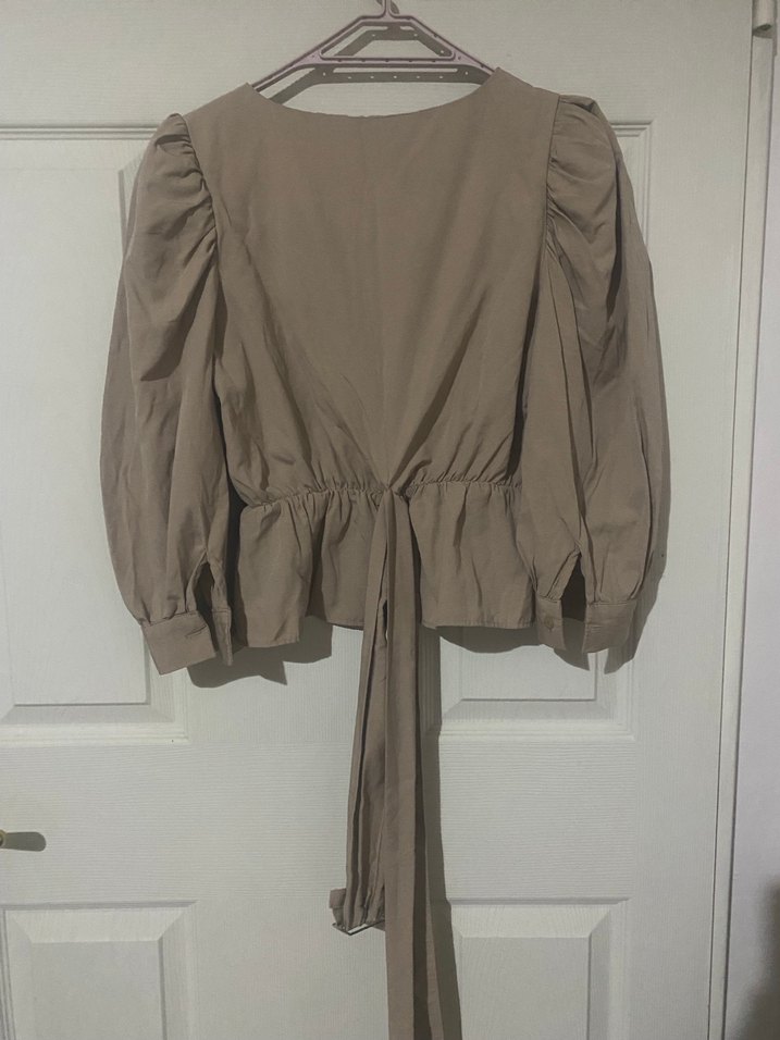 Bej V Yakalı Kemerli  Kısa Bluz - Görsel 4