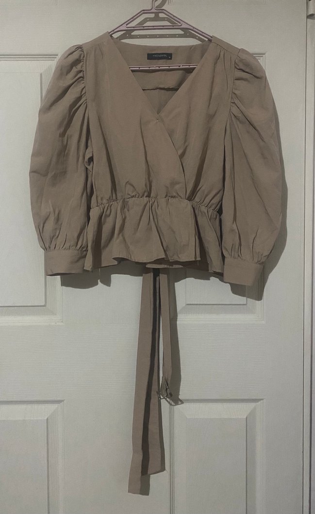 Bej V Yakalı Kemerli  Kısa Bluz - Görsel 3