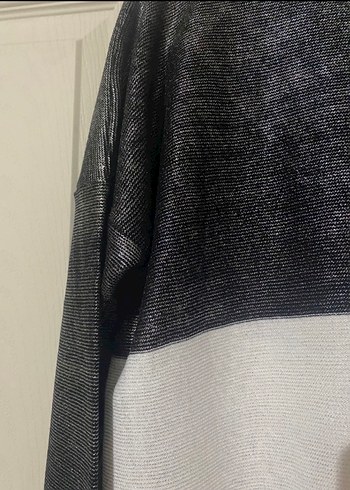 V Yakalı Kadın Parlak Bluz - Görsel 4