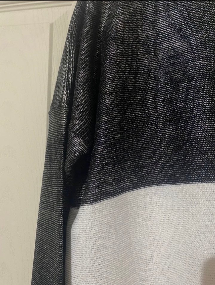 V Yakalı Kadın Parlak Bluz - Görsel 4