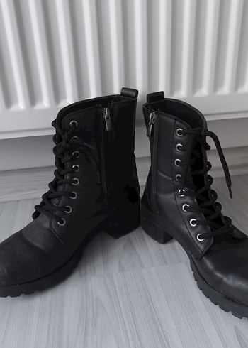 Kemer Detaylı Siyah Goth Botlar - Görsel 2