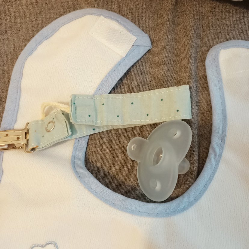 Nakışlı Mavi Bebek Önlüğü& emzik ve tutucu& çıngırak - Görsel 5