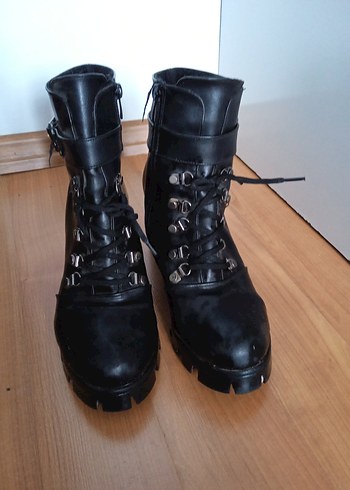 Kadın Siyah Deri Gotik Tokalı Topuklu Bot - Görsel 3