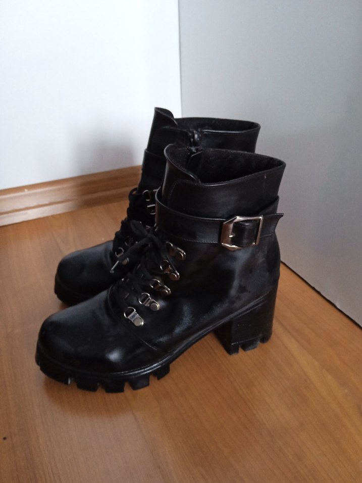 Kadın Siyah Deri Gotik Tokalı Topuklu Bot - Görsel 4