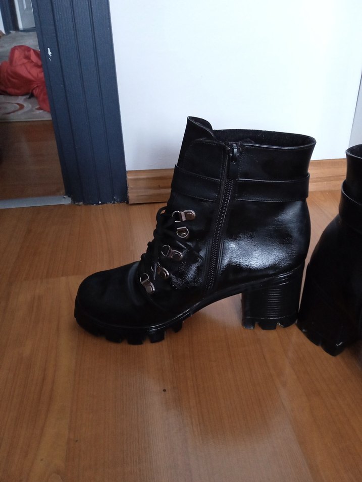 Kadın Siyah Deri Gotik Tokalı Topuklu Bot - Görsel 2