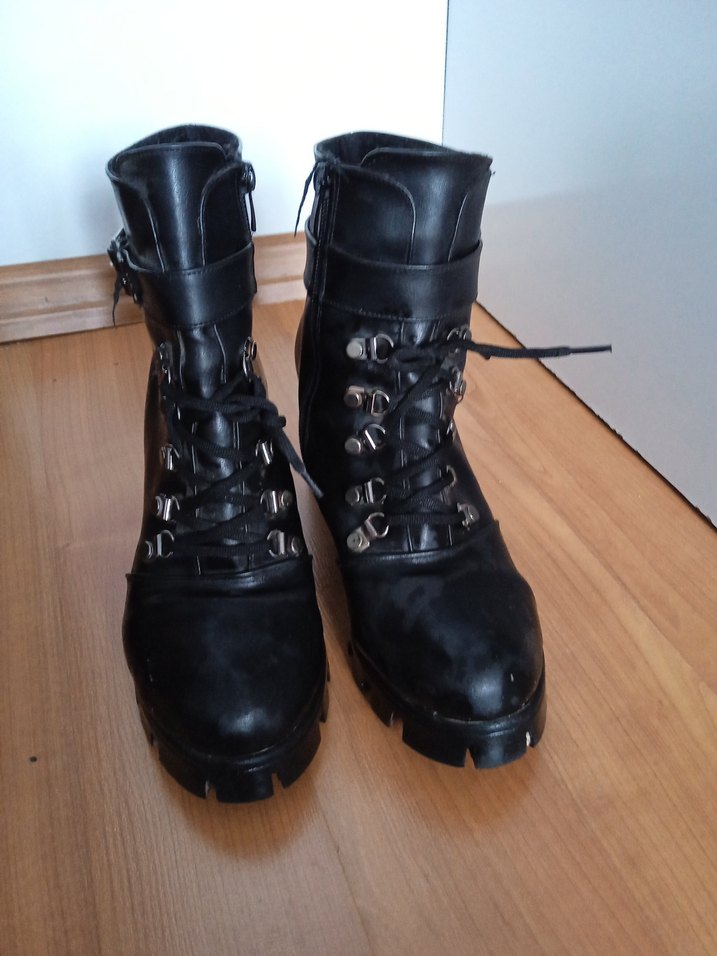 Kadın Siyah Deri Gotik Tokalı Topuklu Bot - Görsel 3