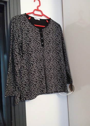 Düğmeli Gri Desenli Bluzu - Görsel 2