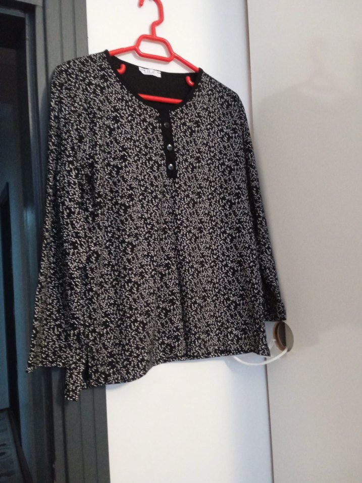 Düğmeli Gri Desenli Bluzu - Görsel 2