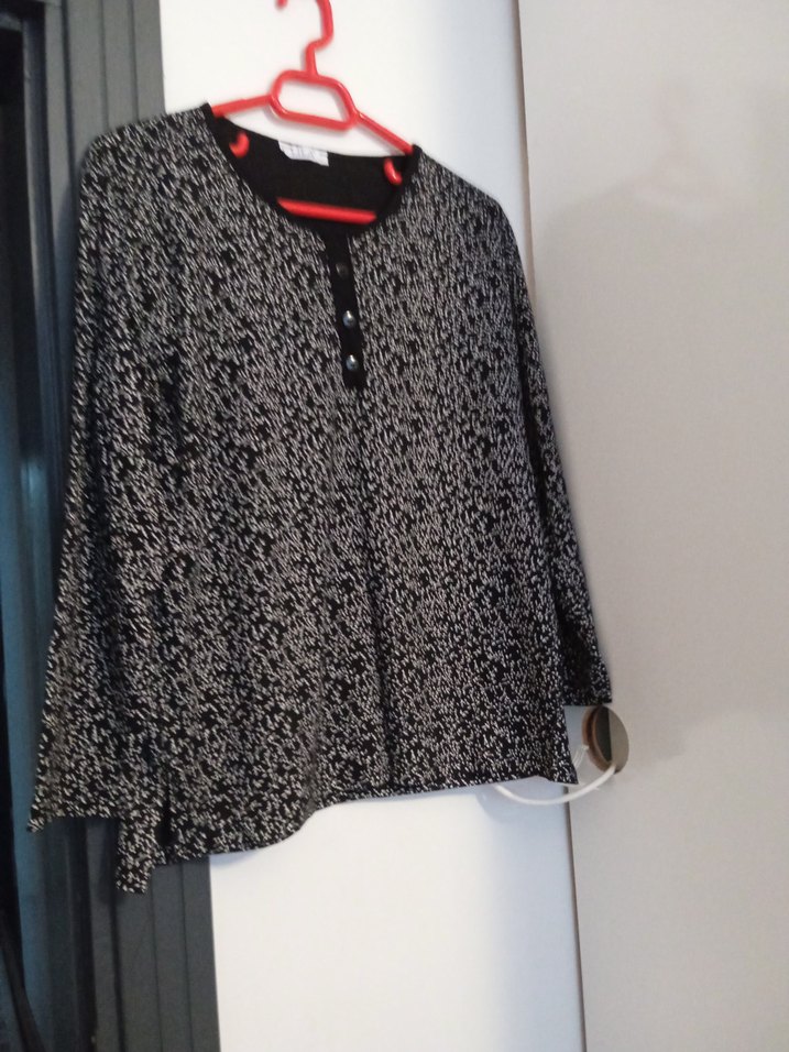 Düğmeli Gri Desenli Bluzu - Görsel 3