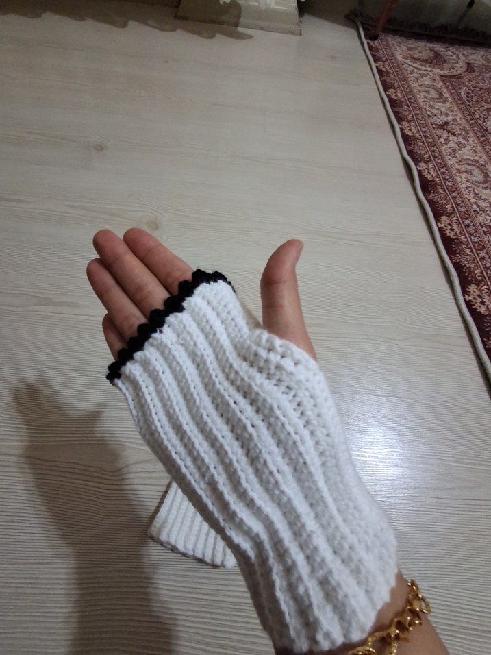 Fiyonklu Beyaz Örgü Eldiven - Görsel 5
