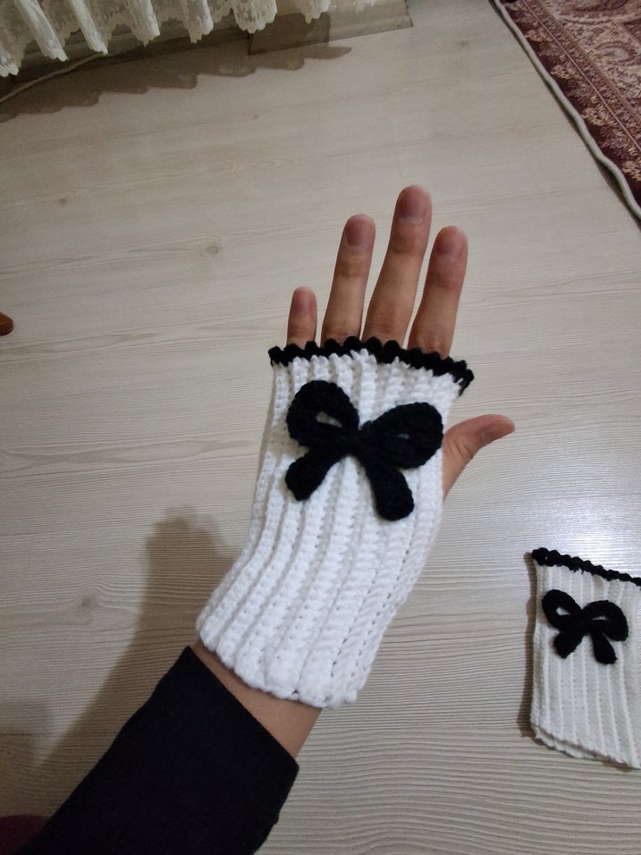 Fiyonklu Beyaz Örgü Eldiven - Görsel 4