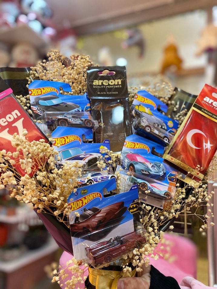 5 hot wheels + 3 areon buketi - Görsel 4