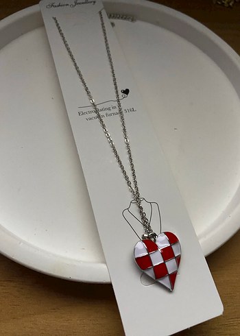 Kırmızı Kareli Kalp Kolye Midi Uzunlukta - Görsel 2