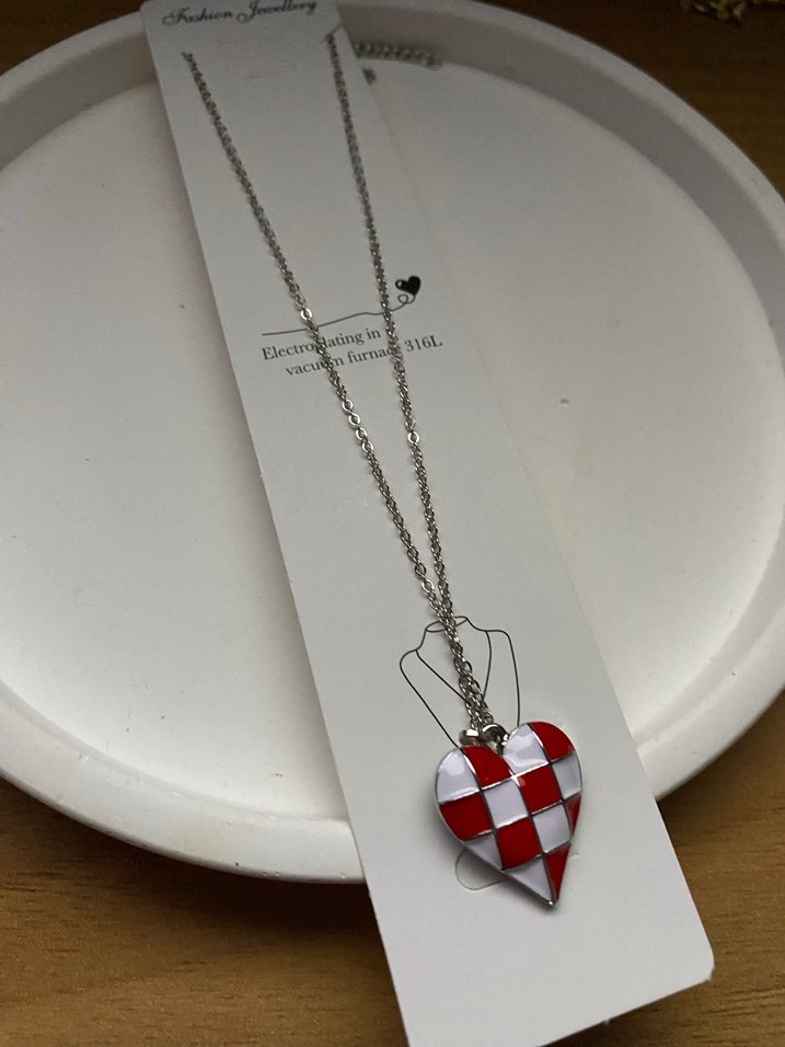 Kırmızı Kareli Kalp Kolye Midi Uzunlukta - Görsel 2