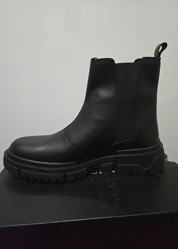 Siyah Erkek Bot - Görsel 2