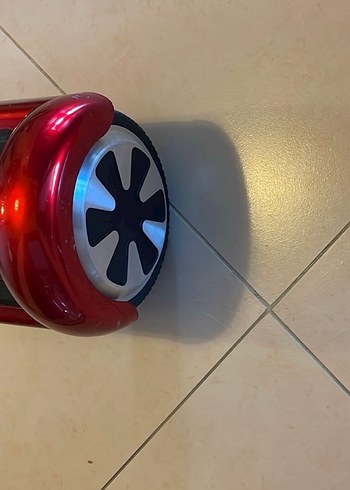 Kırmızı elektrikli kaykay (hoverboard) - Görsel 4