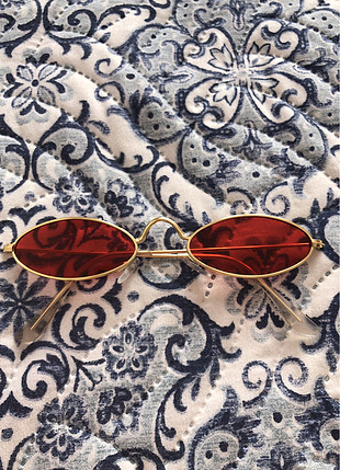 Kırmızı vintage gözlük
