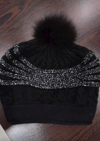 Siyah Kürklü Kadın Bere - Görsel 3