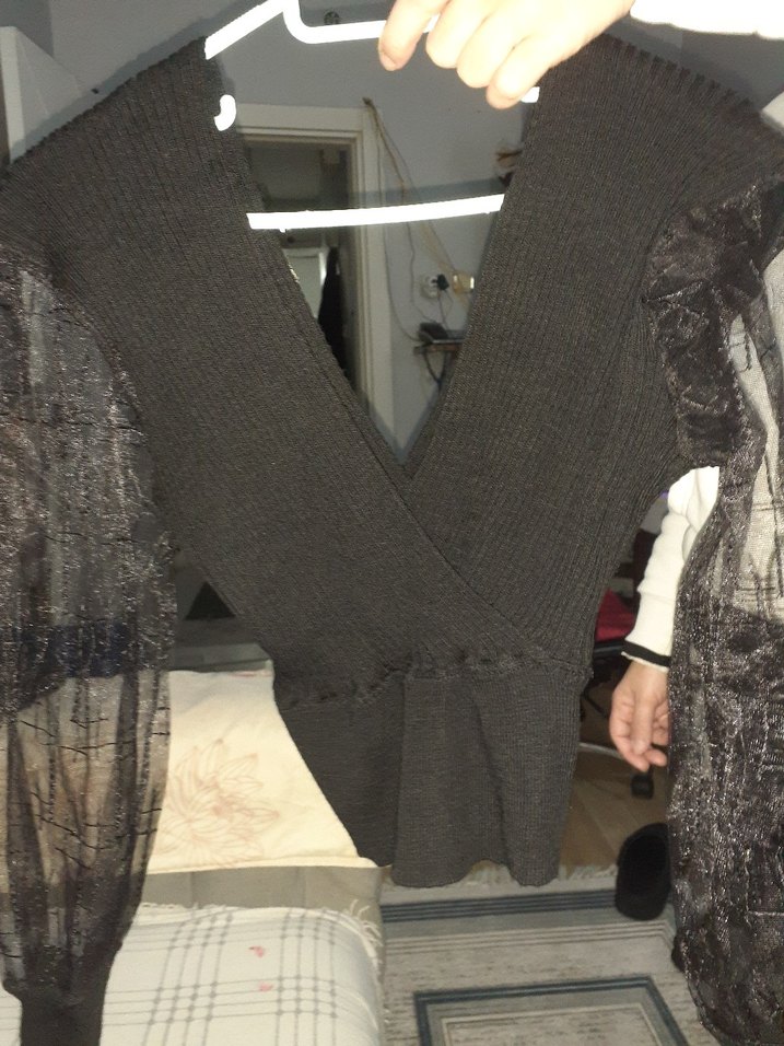 V Yaka Siyah Triko Gotik Bluz - Görsel 2