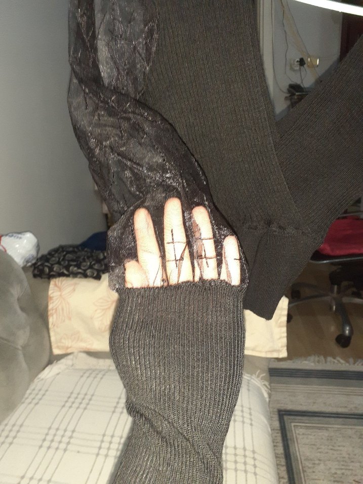 V Yaka Siyah Triko Gotik Bluz - Görsel 4