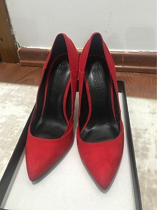 Kırmızı stiletto topuklu ayakkabı