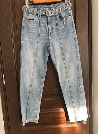 Açık renk boru paça kemerli jean pantolon