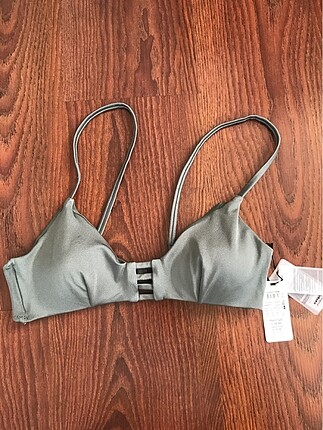 Yeşil renk bikini üstü?