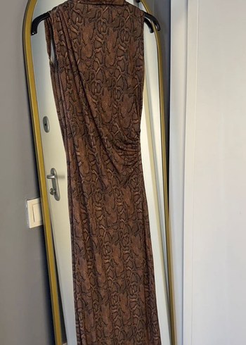 Kahverengi Yılan Desenli Uzun Drapeli Elbise - Görsel 2