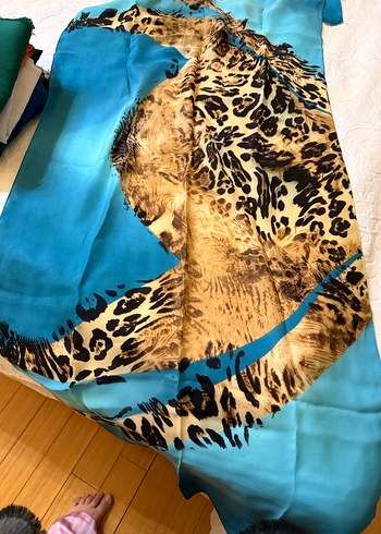 Turkuaz Parlak Leopar Desenli İpek Şal - Görsel 2