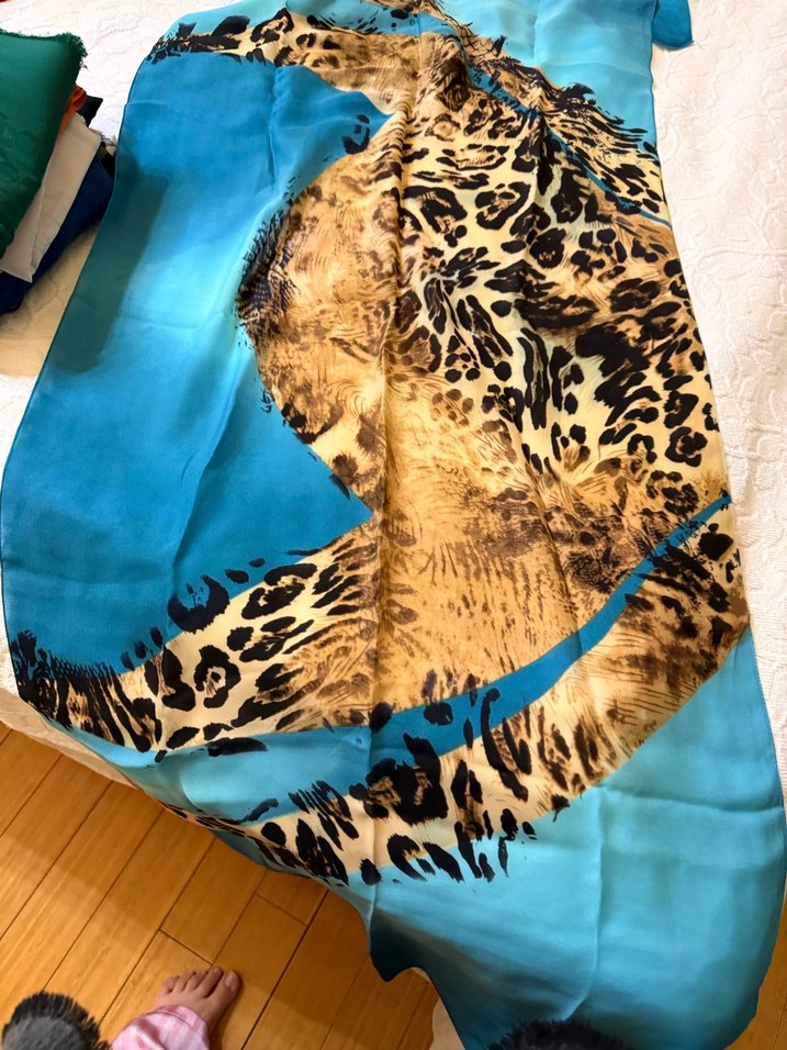 Turkuaz Parlak Leopar Desenli İpek Şal - Görsel 2