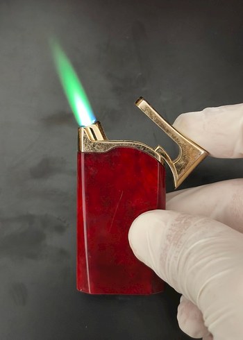 Kırmızı Renkli Rüzgar Geçirmez Çakmak - Görsel 2