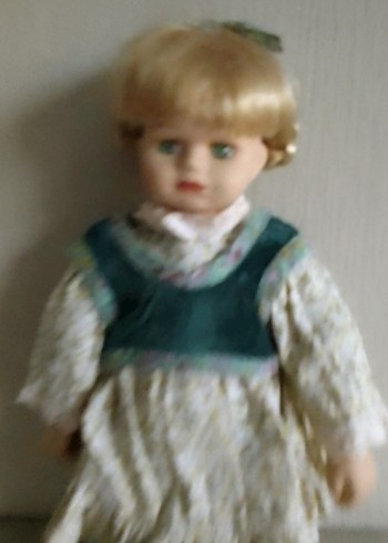 Güzel yüzlü sarı saçlı porselen bebek. - Görsel 2