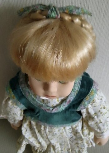 Güzel yüzlü sarı saçlı porselen bebek. - Görsel 3