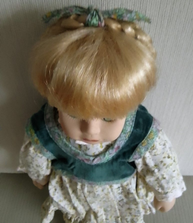 Güzel yüzlü sarı saçlı porselen bebek. - Görsel 3